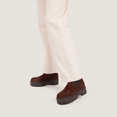 Platform boots with round toes in brown suede | ravie