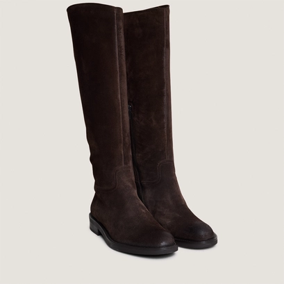 Boots with round toes in dark brown suede | cathy