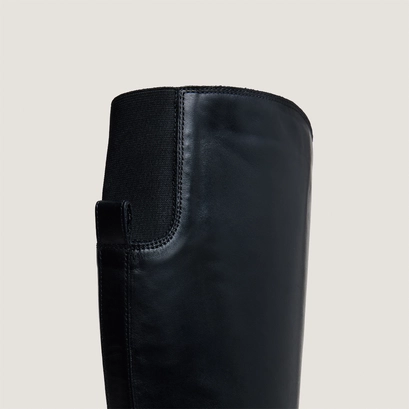 Boots with round toes in black leather | cathy