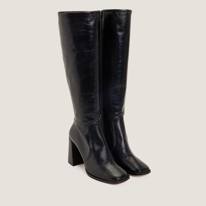 High-heeled boots in aged black leather | vauby