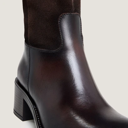 Heeled boots in dark brown leather | claire