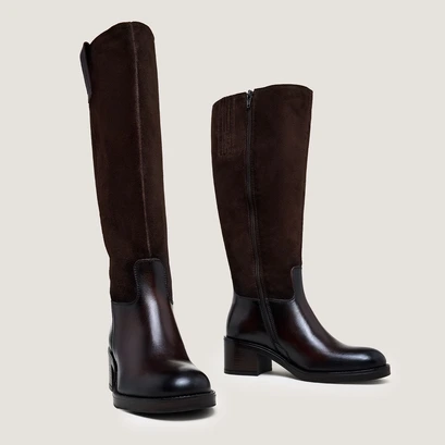 Heeled boots in dark brown leather | claire
