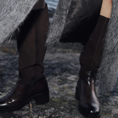 Heeled boots in dark brown leather | claire