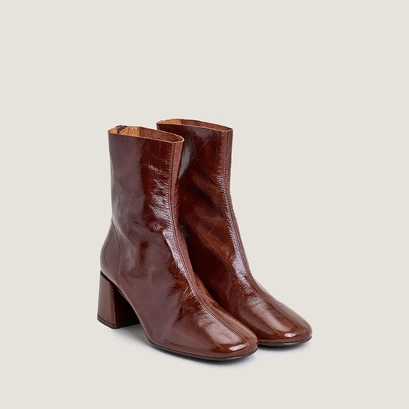 Ankle boots with back zippers in shiny brown leather | denonie