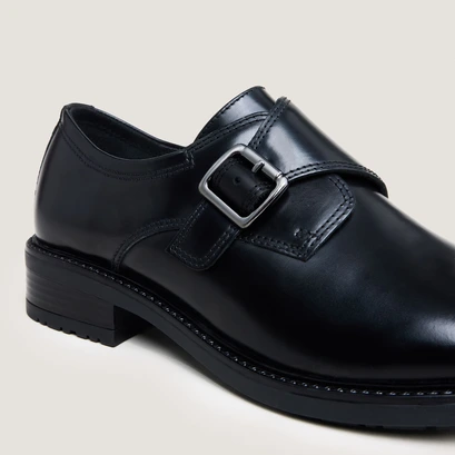 Buckle derbies in glazed black leather | atlantis