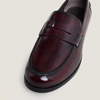 Round-toe loafers in burgundy patinated leather | albin