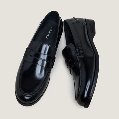 Round-toe loafers in glazed black leather | albin
