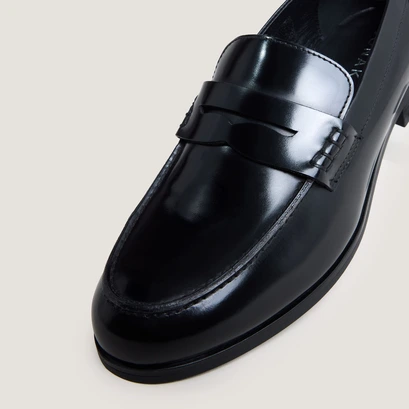 Round-toe loafers in glazed black leather | albin
