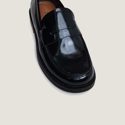 Round-toe loafers in glazed black leather | dolivia