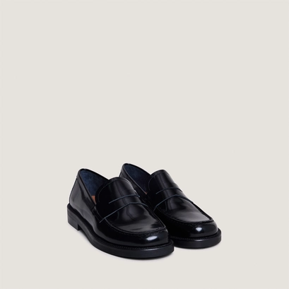 Round-toe loafers in glazed black leather | dolivia