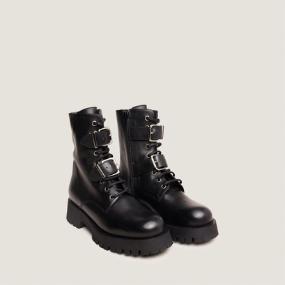 Boots with metal buckles in black leather | dalay