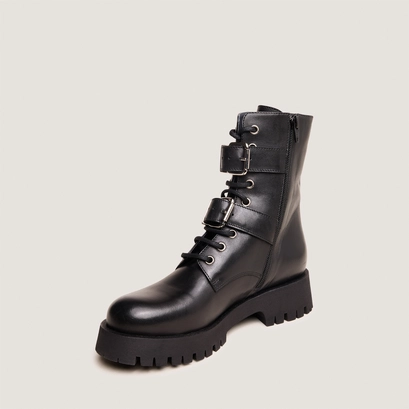 Boots with metal buckles in black leather | dalay