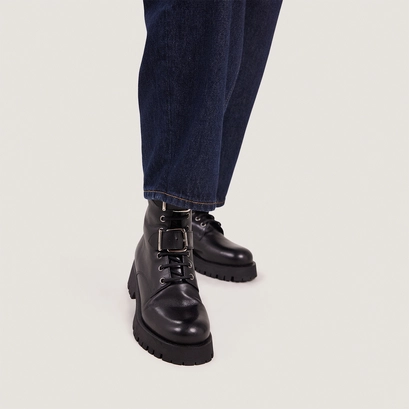 Boots with metal buckles in black leather | dalay