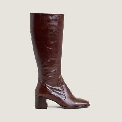 Square-toe boots in brown distressed leather | argentine