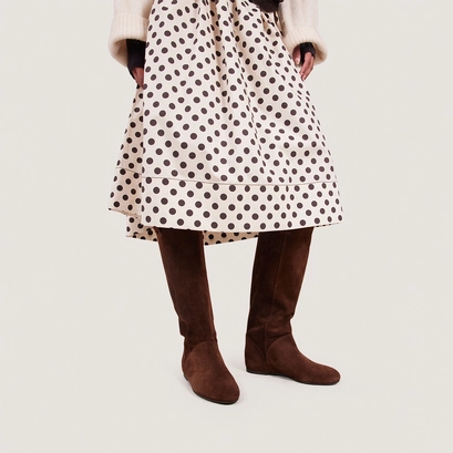 Tall boots with round toes in brown suede | decibel