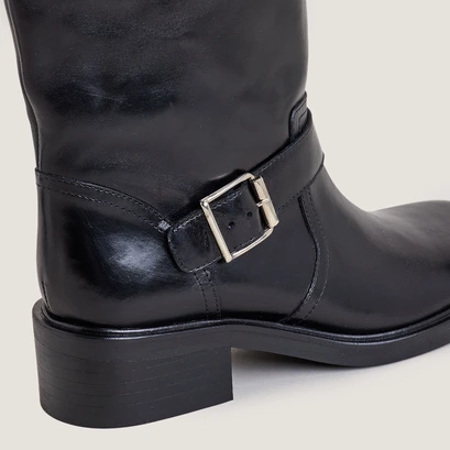 Tall boots with straps in black leather | darjorie