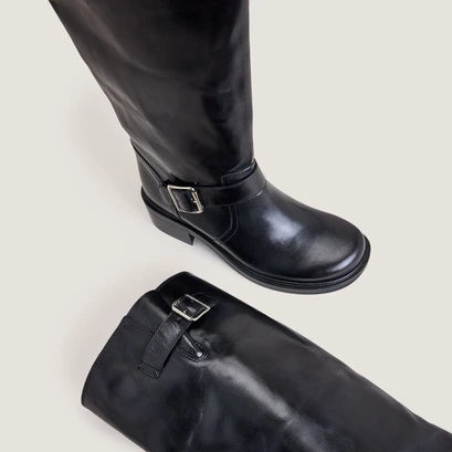 Tall boots with straps in black leather | darjorie