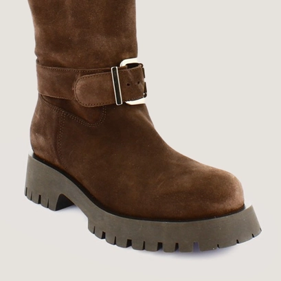 Slouchy boots in dark brown suede | done
