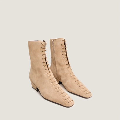 Pointed-toe lace-up ankle boots in taupe suede | duomo