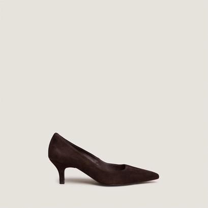 Pointed-toe pumps in dark brown suede | debrief