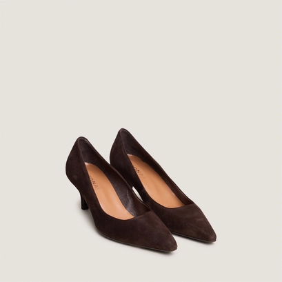Pointed-toe pumps in dark brown suede | debrief