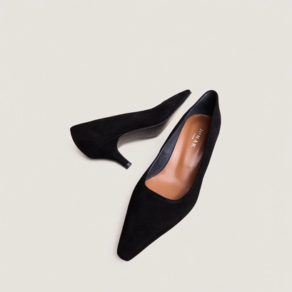Pointed-toe pumps in black suede | debrief