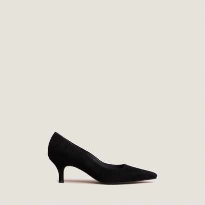 Pointed-toe pumps in black suede | debrief