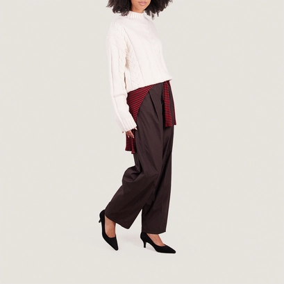 Pointed-toe pumps in black suede | debrief