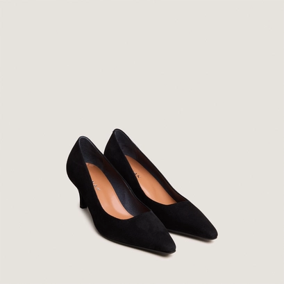Pointed-toe pumps in black suede | debrief