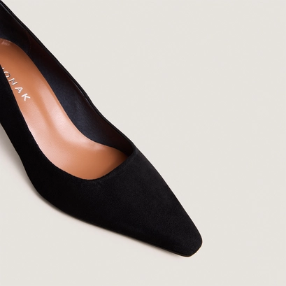 Pointed-toe pumps in black suede | debrief