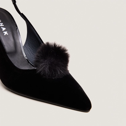 Pointed-toe pumps with tassels in black velvet | demanuel