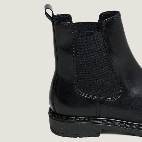Chelsea boots in black leather | AMICAL