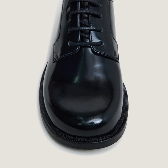 Round-toe derbies in glazed black leather | DEMMA