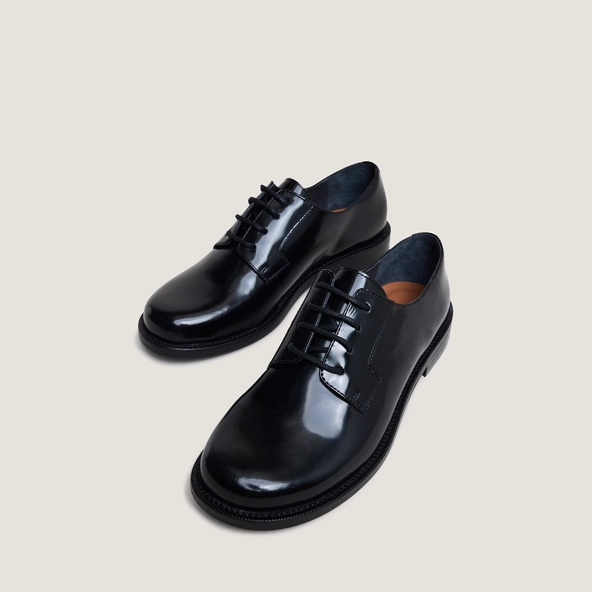 Round-toe derbies in glazed black leather | DEMMA