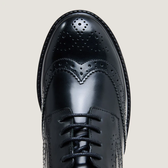 Cut-out derbies in glazed black leather | ALTITUDE