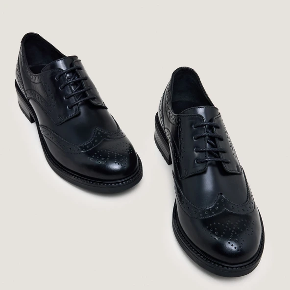 Cut-out derbies in glazed black leather | ALTITUDE
