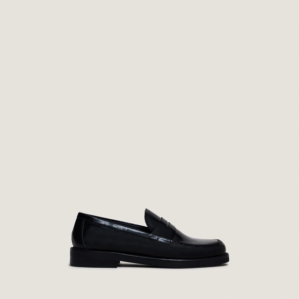 Round-toe loafers in glazed black leather | DOLIVIA