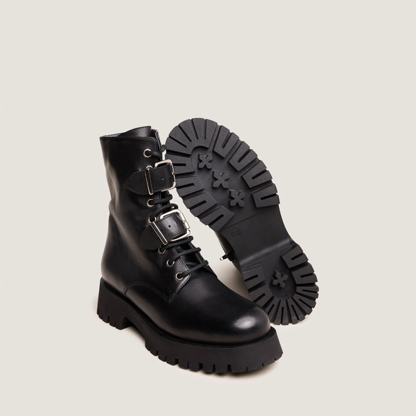 Boots with metal buckles in black leather | DALAY
