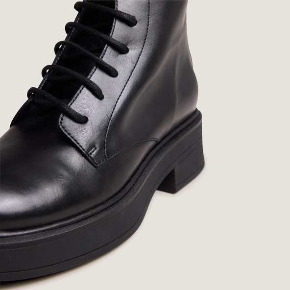 Lace-up boots in black leather | DOSCAR