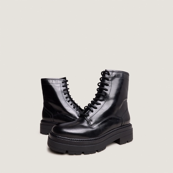 Boots with lug soles and laces in black leather | DICUS
