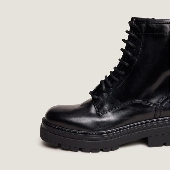 Boots with lug soles and laces in black leather | DICUS