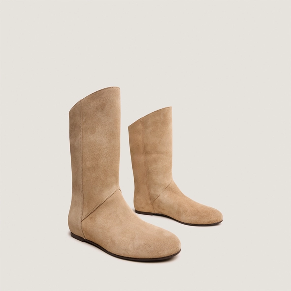 Low boots with round toes in taupe suede | DEMIURGE