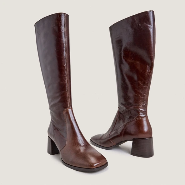 Square-toe boots in brown distressed leather | ARGENTINE