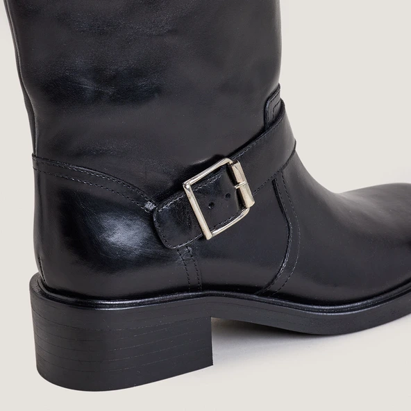 Tall boots with straps in black leather | DARJORIE