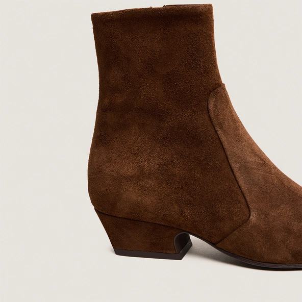 Pointed-toe ankle boots in brown suede | DOMAINE