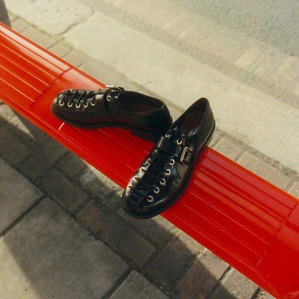 Buckle derbies in black glazed leather | DALIX