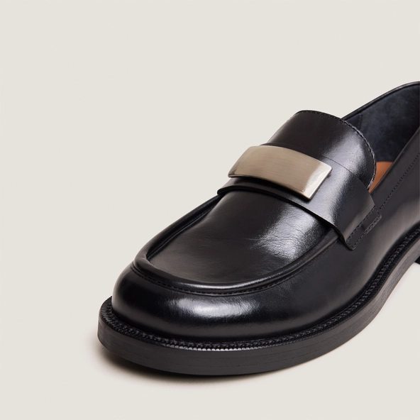 Round-toe loafers in black leather | DANAIS