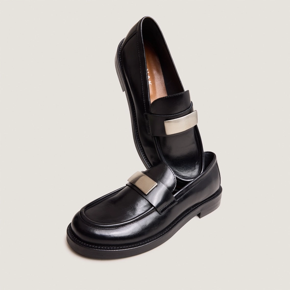 Round-toe loafers in black leather | DANAIS