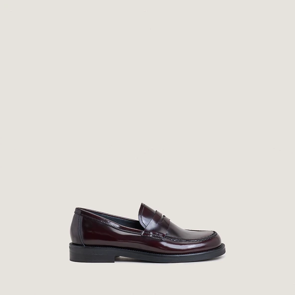 Round-toe loafers in burgundy patinated leather | DOLIVIA