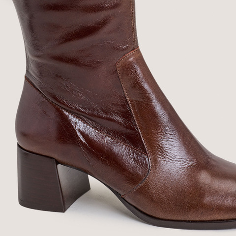 Square-toe boots brown